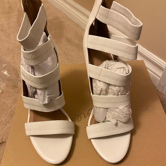 Size 8 JOIE sandals Preowned white - Picture 2 of 2